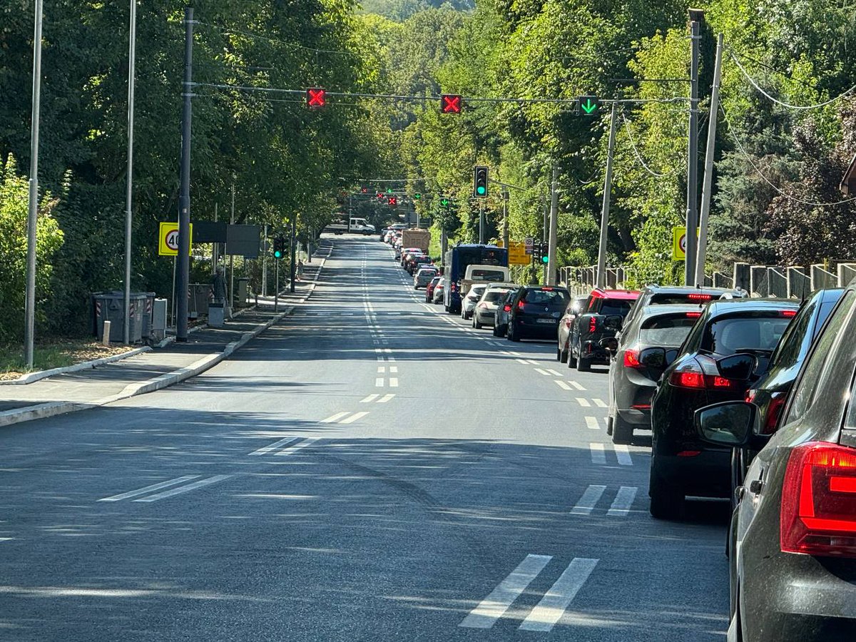 LazarevacWatch's tweet photo. Evo  kako dobro rade tri trake u Drajzerovoj. Samo da to neko ima da podesi, popodne treba nizbrdo 2 trake.@prijavi_problem https://t.co/tTh2QIC5b7