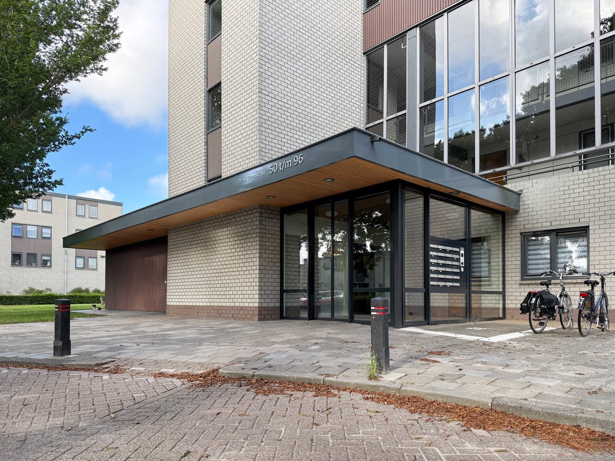 De woonbuurt ‘De elf Houtschuren’ in Harlingen is flink opgewaardeerd. Er zijn entrees en scootmobielruimtes toegevoegd en de losse kozijnen van de trappenhuizen zijn vervangen door puien. Alle beplating is vervangen en de balkons, kolommen en dakranden zijn geschilderd.