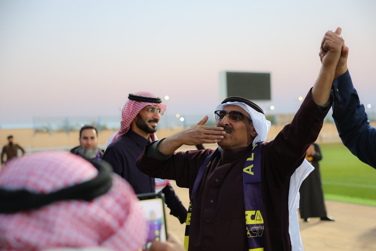 🎙️
الذهبي سلطان العرسان :

الطموح عالي ونتمنى من الجميع بالدعم المعنوي والمادي وحنا اللي بيدينا بنسويه ولكن ندعو الجميع الإلتفاف حول النادي هذا نادينا ونادي اولادنا وأحفادنا يجب علينا المحافظة عليه بكل ما أُوتينا من قوة ..