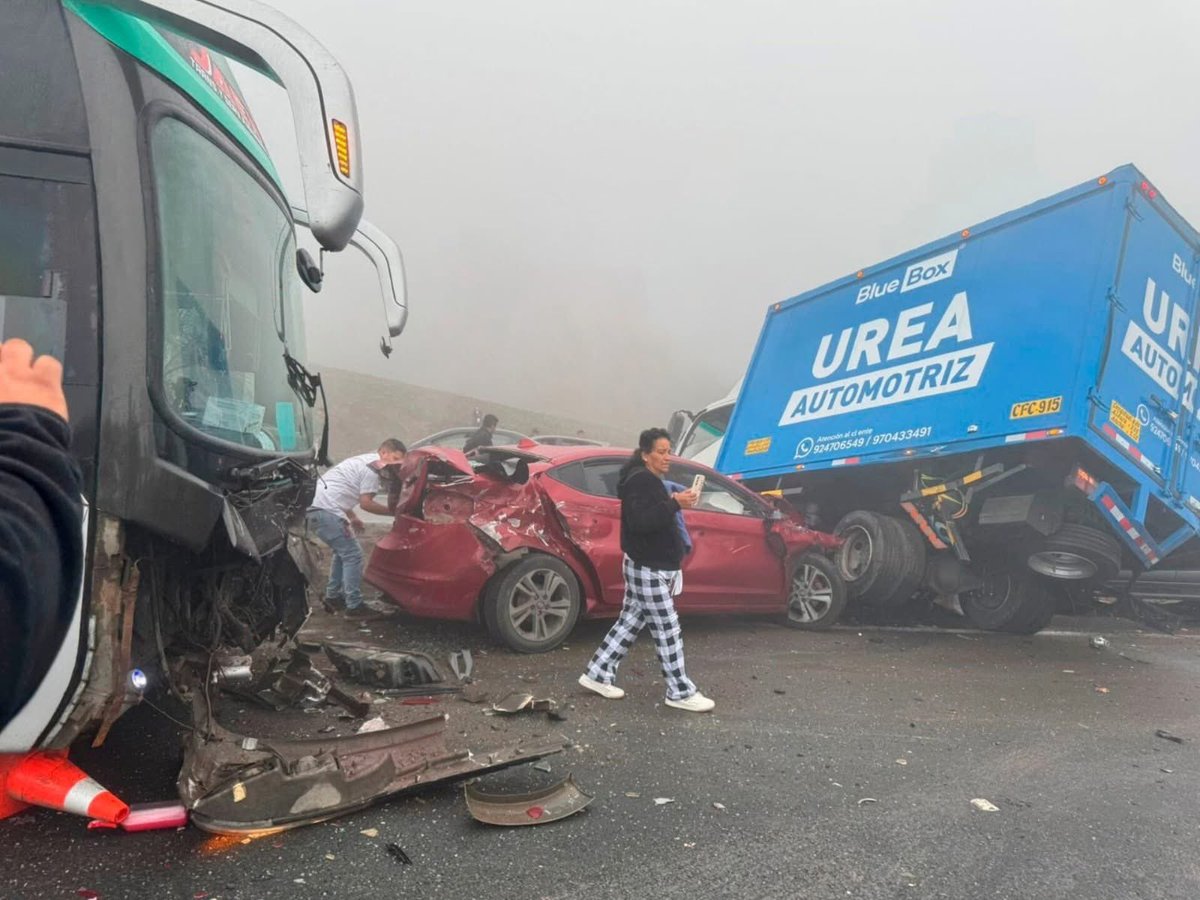 ClaudioVargasTV's tweet photo. 🚨#URGENTE: Más de 15 vehículos impactan en la Variante de Pasamayo por intensa neblina y exceso de velocidad. https://t.co/L9cUZBPA8B