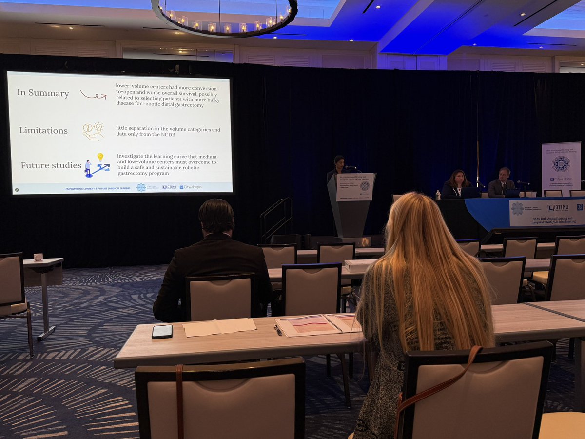 Fantastic talk by <a href="/LLUSurgOnc/">Loma Linda University Surgical Oncology</a> PGY2 Jenny Cevallos on how low-volume sites for performing🤖 distal gastrectomy for gastric 🦀 (&lt;3️⃣cases/y), compared to high-volume sites (&gt;5️⃣), were associated with
🩻❗️bulkier (cN+) disease
🔬❗️more positive margins
📉‼️worse adjusted OS
#SAAS2025