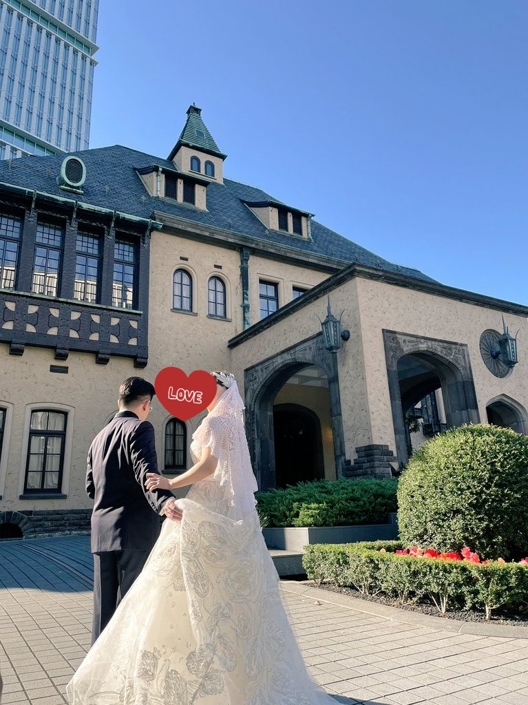 #クロッシェレースの日

今までで一番の時間と労力を注いだのは、このウェディングベールです👰

お色直しではショールとして羽織り、大活躍しました！

📚️美しいネット模様と方眼模様のレース(日本ヴォーグ社)
の円形ドイリーを参考にアレンジ🪄

編んでからもう何年も経つけど、自慢の作品です😊