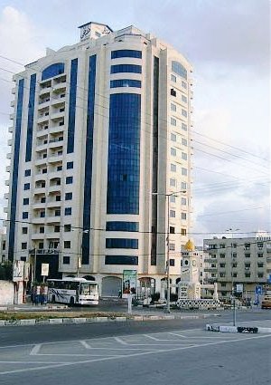 قصفوا برج مشتهى ..
والاهم انهم هيك قصفوا مأوى مئات العائلات داخل البرج وحوله
وعلى هامش الذاكرة قصفوا معه ذكريات ومعالم و قصص وعمر عشناه في البلاد
 الله يلعن دينك يا اسرائيل .