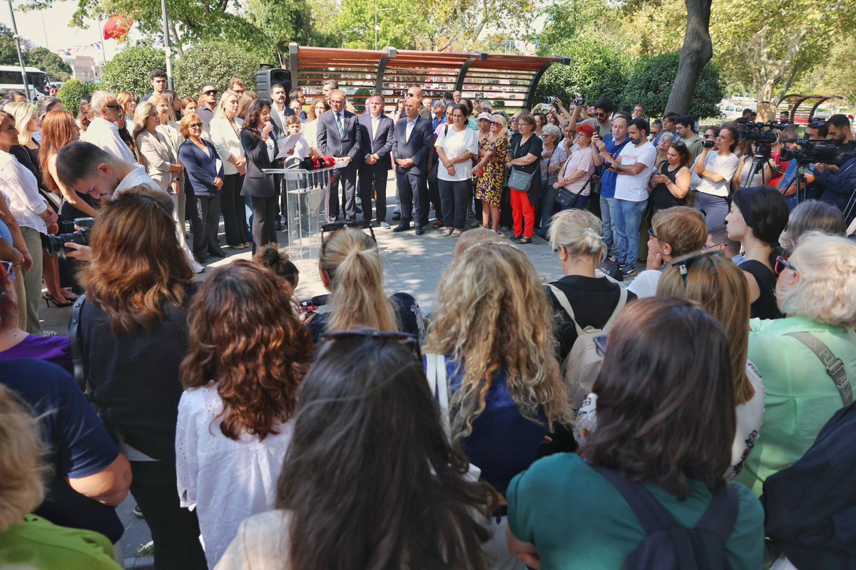 dk_imamoglu's tweet photo. Bugün @ailedayanismagi’nın 6. buluşmasında daha da büyüyen bir kalabalıkla Saraçhane’deydik. Aynı zamanda ailemizin en anlamlı günlerden birini de hep birlikte kutladık… Bugün canımız, kızımız, ailemizin en küçük üyesi Beren’in doğum günü. İyi ki doğdun Beren, iyi ki hayatımızdasın. Ve tüm çocuklar için diliyorum ki; babalarına ve sevdiklerine özgürce sarılabildikleri, sağlık ve mutlulukla büyüdükleri, güven ve umut içinde yaşadıkları bir dünya olsun. Umudumuz, sevgimiz ve mücadelemiz tüm çocuklar için…