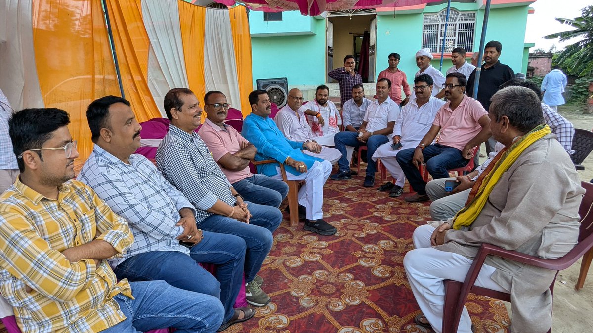 आज पचदेवरी प्रखण्ड क्षेत्र में एक कार्यक्रम से लौटते समय माड़ीपुर निवासी श्री अवधकिशोर सिंह जी एवं श्री युगलकिशोर सिंह जी के निवास पर स्नेहिल भेंट हुई। इस आत्मीय मुलाकात के दौरान आगामी विधानसभा चुनाव को लेकर कई महत्वपूर्ण एवं सकारात्मक विषयों पर विचार-विमर्श हुआ। साथ में बिहार,
