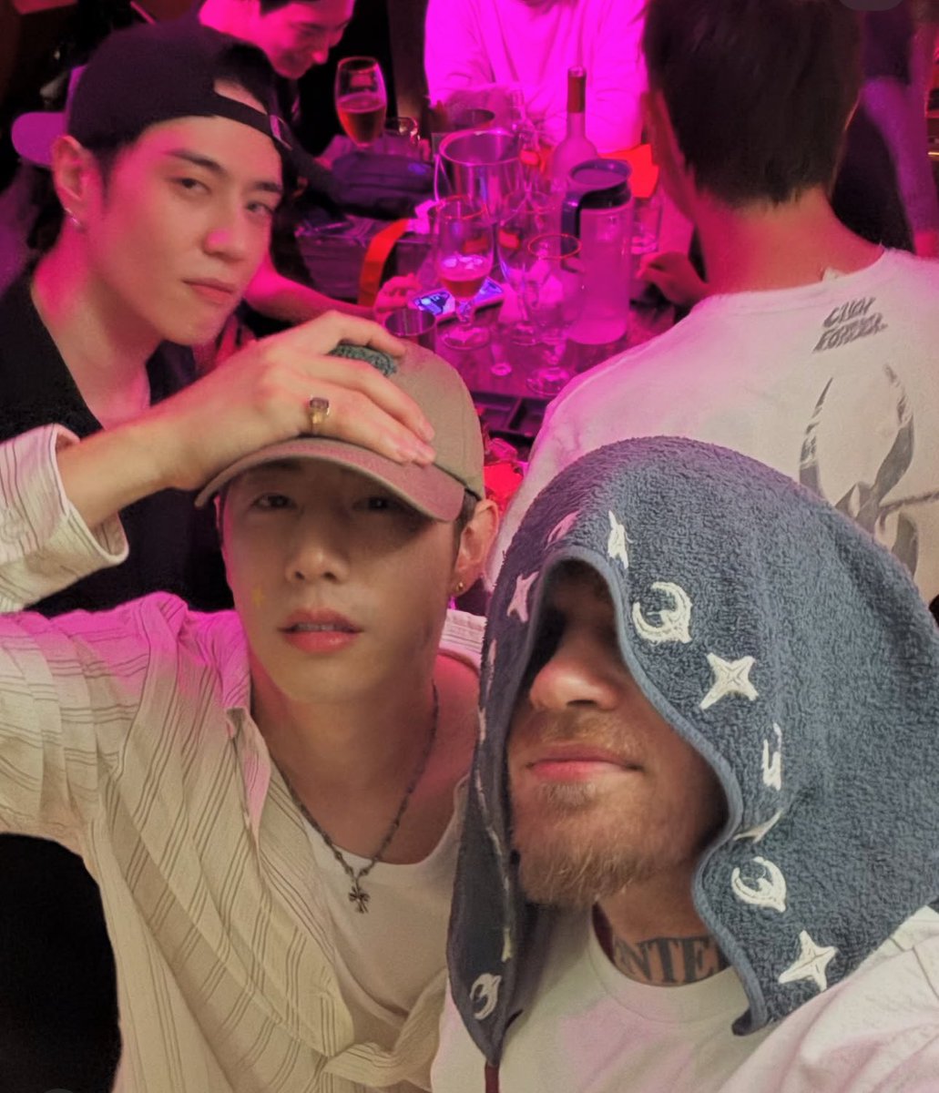 คือเข้าใจคนมันหน้าตาดีป่ะ แอ็คท่าไรก็หล่อไปหมดเลยอะ ปากจือ ตาเยิ้มๆ ㅠㅠㅠㅠ มาร์คต้วนแม่ง