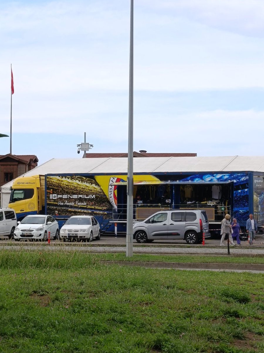 Rize Sahilde satış yapan Fenerium tırı Rizeli 3-5 kişinin tepkisi üzerine yarın şehirden dışarı çıkartılacakmış.

Rize, Fenerbahçe’nin kalesidir. Şehrin %80’i Fenerbahçelidir ve insanların özel talebiyle o tır gelmiştir.

Bu yanlıştan vazgeçin <a href="/CRizesporAS/">Çaykur Rizespor</a> <a href="/RizeVali/">T.C. Rize Valiliği</a> <a href="/rizebelediye/">Rize Belediyesi</a>