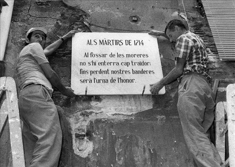 Restitució de la placa Als Màrtirs de 1714 al fossar de les Moreres, abans de la Diada de 1977.   

📷 M. Manent