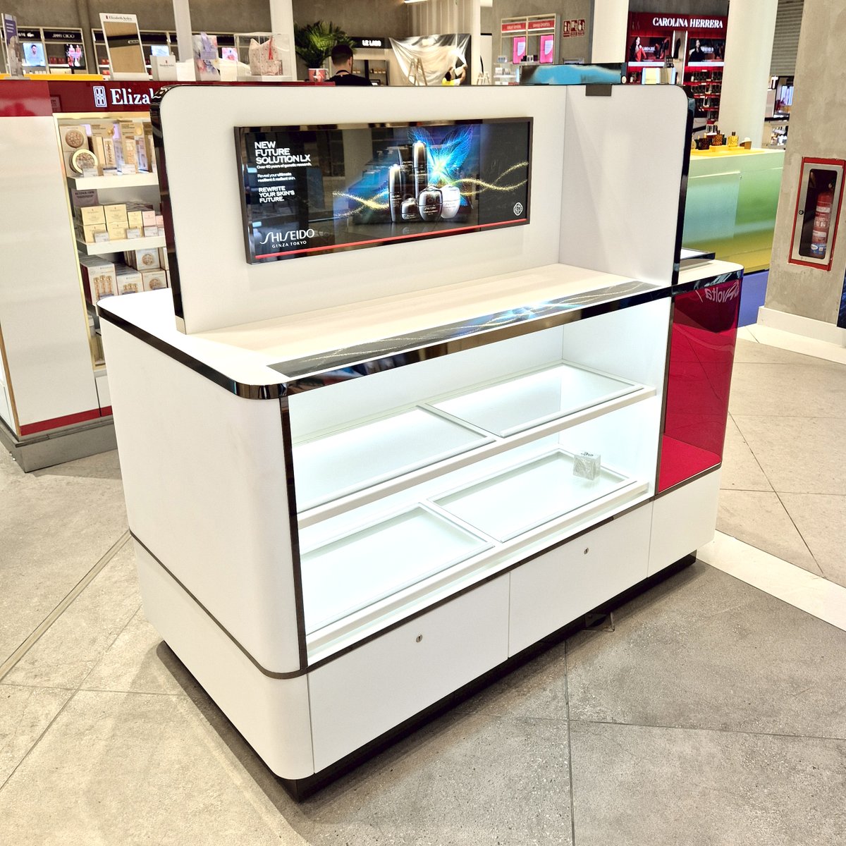EBADER_GROUP's tweet photo. New Shiseido gondola designed, manufactured, and installed by EBADER at Barcelona Airport. Featuring generous display areas, illuminated visuals, lit podiums, and other eye-catching elements, it delivers strong visual impact https://t.co/RNYXQFmti1