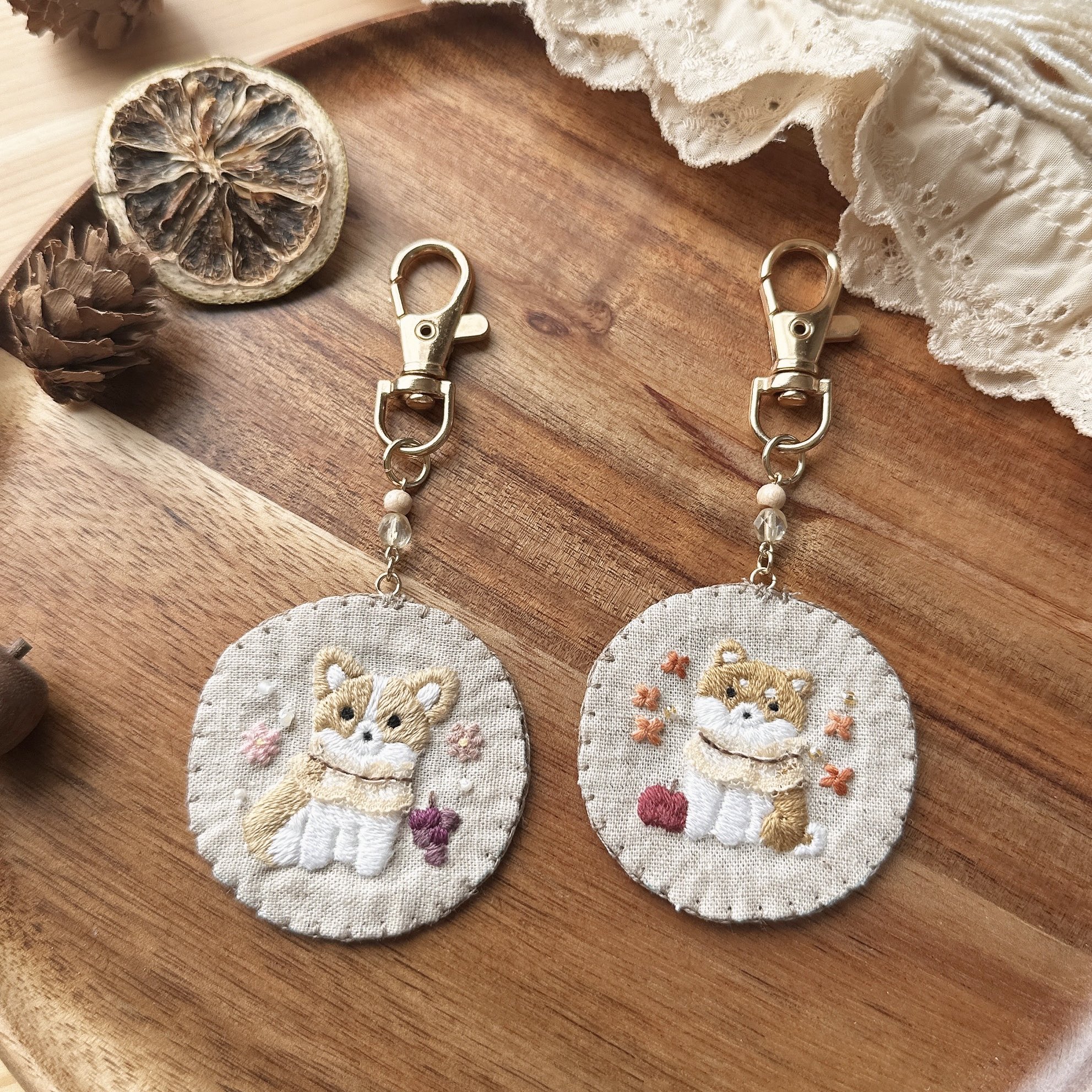 [専用　ゆみぽち様]チャーム ハンドメイド 刺繍 オーダーメイド 令和 刺繍 ハンドメイド オーダーメイド 足型刺繍 手形刺繍 星柄