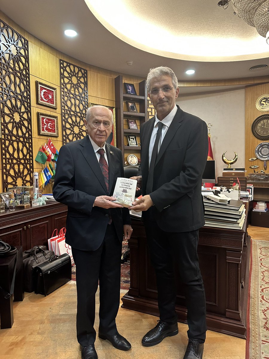 nedimsener2010's tweet image. Sayın Devlet Bahçeli’yi ziyaret ettim ve 1.5 saate yakın Terörsüz Türkiye üzerine konuştuk. 
Çıkışta ben “FETÖ’nün MİT Mahrem Yapılanması” kitabımı sundum, Sayın Bahçeli de üzerinde “Milli Kalem Nedim Şener” yazan ömür boyu saklayacağım bir kalem hediye etti. Sayın…