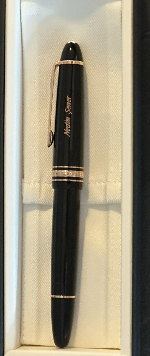 nedimsener2010's tweet image. Sayın Devlet Bahçeli’yi ziyaret ettim ve 1.5 saate yakın Terörsüz Türkiye üzerine konuştuk. 
Çıkışta ben “FETÖ’nün MİT Mahrem Yapılanması” kitabımı sundum, Sayın Bahçeli de üzerinde “Milli Kalem Nedim Şener” yazan ömür boyu saklayacağım bir kalem hediye etti. Sayın…