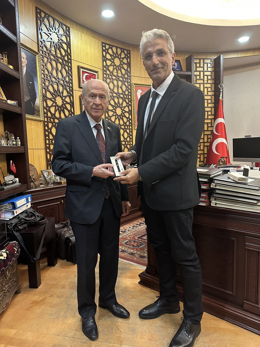 nedimsener2010's tweet image. Sayın Devlet Bahçeli’yi ziyaret ettim ve 1.5 saate yakın Terörsüz Türkiye üzerine konuştuk. 
Çıkışta ben “FETÖ’nün MİT Mahrem Yapılanması” kitabımı sundum, Sayın Bahçeli de üzerinde “Milli Kalem Nedim Şener” yazan ömür boyu saklayacağım bir kalem hediye etti. Sayın…