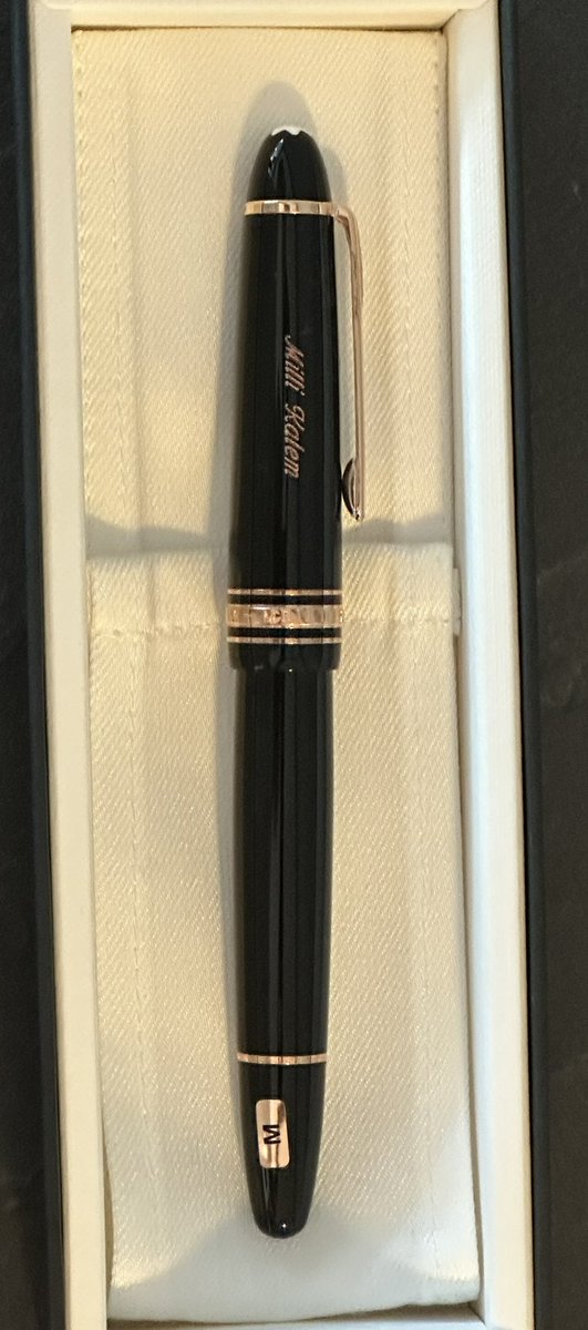 nedimsener2010's tweet image. Sayın Devlet Bahçeli’yi ziyaret ettim ve 1.5 saate yakın Terörsüz Türkiye üzerine konuştuk. 
Çıkışta ben “FETÖ’nün MİT Mahrem Yapılanması” kitabımı sundum, Sayın Bahçeli de üzerinde “Milli Kalem Nedim Şener” yazan ömür boyu saklayacağım bir kalem hediye etti. Sayın…