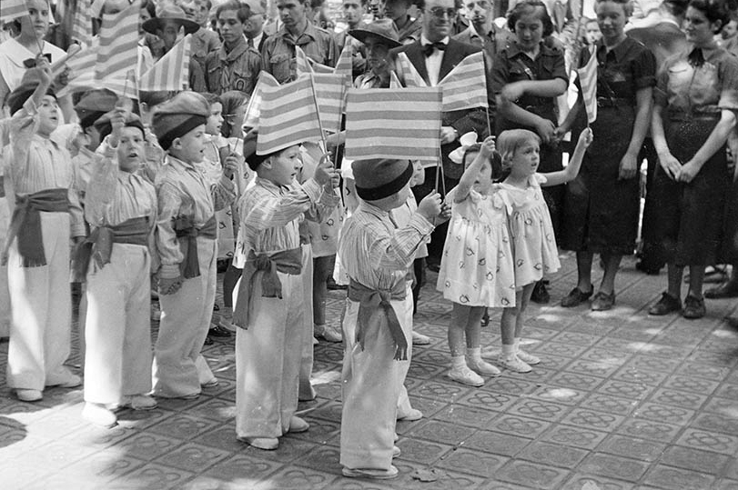 Infants visitant el monument a Rafael Casanova, l'Onze de Setembre de 1937.  

📷 Josep Maria Pérez Molinos