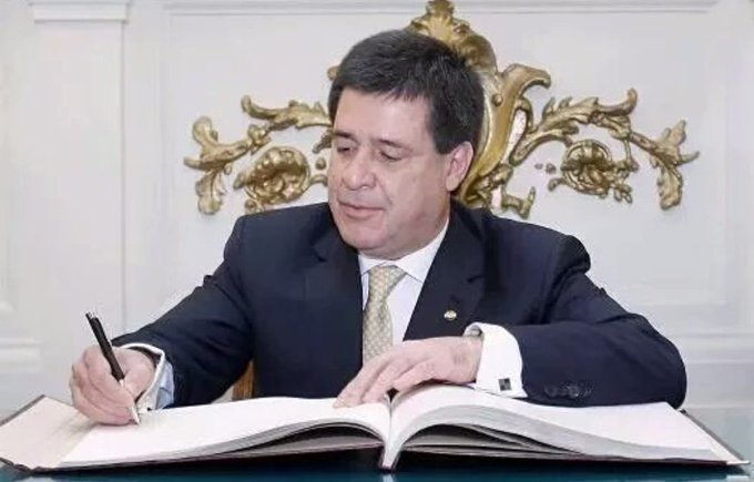 "...querido diario, estoy feliz y enojado al mismo tiempo por la clasificación de la albirroja porque todo misamigos se van a verle al mundial menoyo.
Le voy a mandar de nuevo a iuesei al inútil de santi a ver si me soluciona el asunto con el tio tram"