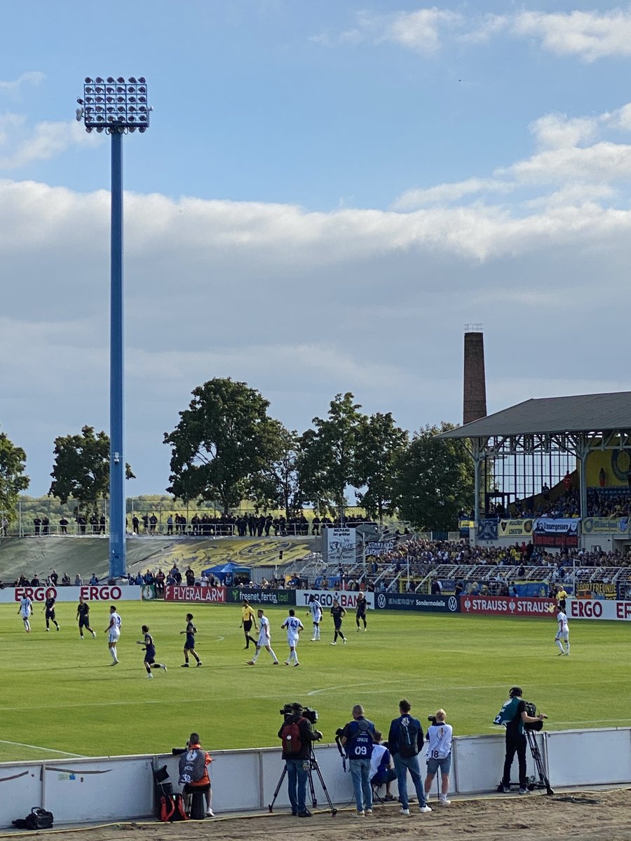 #floodlightfriday at 1. FC Lokomotive Leipzig 🔵🟡 #BrunoPlacheStadion #LokLeipzig