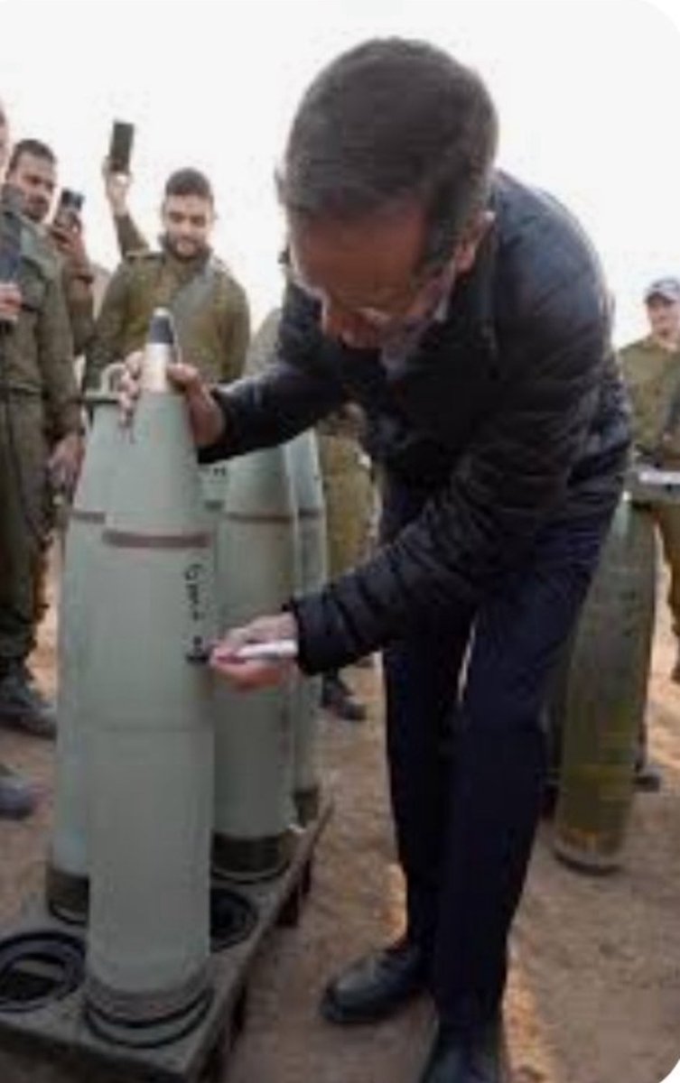 mostro ✊🏼 🇵🇸 (@avantibionda) on Twitter photo <a href="/DAVIDPARENZO/">David Parenzo</a> parè questo è “ogni israeliano”?
Quindi ci vuoi dire che ogni israeliano mette la firma sulle bombe che massacrano i palestinesi?
Ma è osceno!! <a href="/DAVIDPARENZO/">David Parenzo</a> parè questo è “ogni israeliano”?
Quindi ci vuoi dire che ogni israeliano mette la firma sulle bombe che massacrano i palestinesi?
Ma è osceno!!