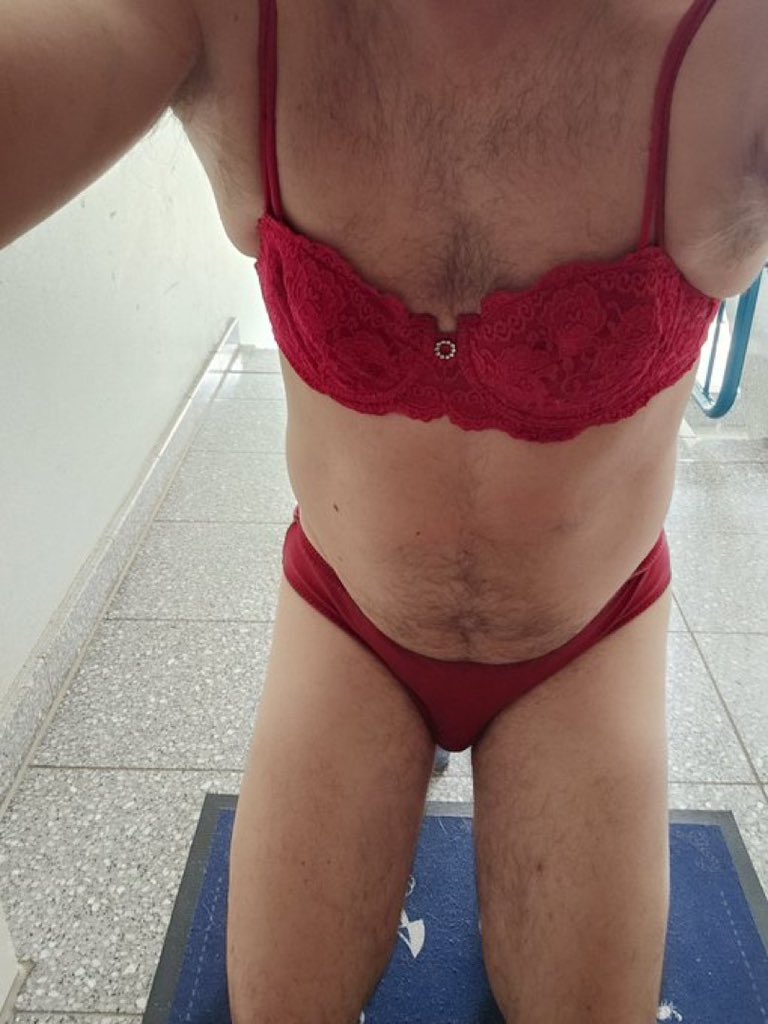 So knießt du richtig: in meiner Unterwäsche, in deiner Schande. Jeder Blick auf dich ist ein Beweis, dass du nur mein Spielzeug bist.