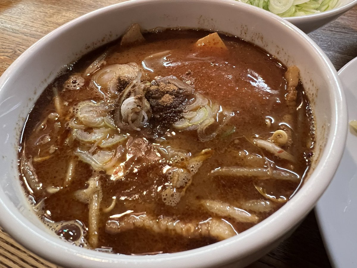 つけ麺 坊主　水戸

坊主つけ麺（大盛）
有料追加でネギ、生卵

初訪やっと行きましたw
自分にはちょうど良い辛さでウマウマウ！
生卵の方につけ汁入れてマイルドして食べたりマジうまかったどす！
\(´･ᴥ･｀)/