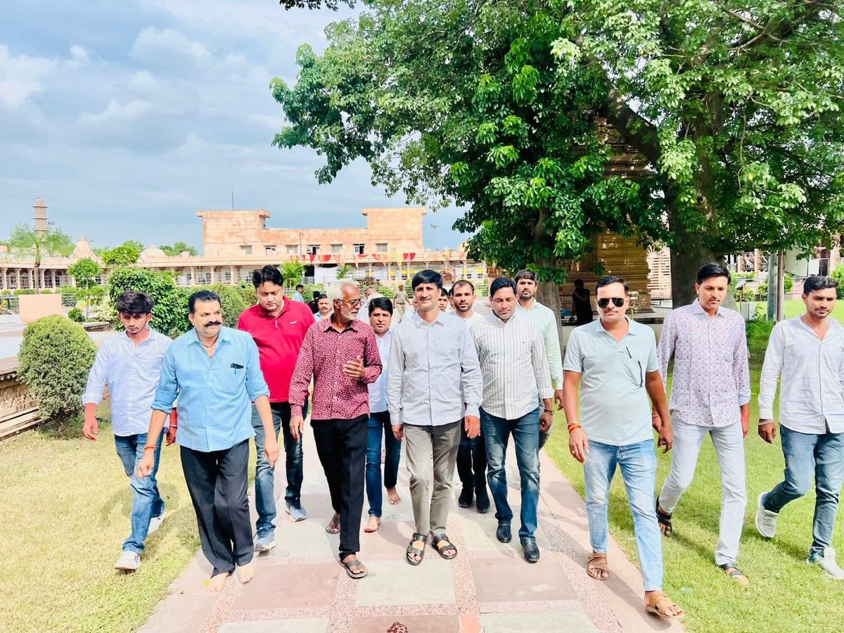 आज बड़े भाई पूर्व विधायक विराटनगर श्री इन्द्राज सिंह गुर्जर ने चित्तौड़गढ़ में श्री सांवरिया सेठ जी मंदिर पहुँचकर सांवरिया सेठ के दर्शन किये। साँवरिया सेठ जी से आप सभी की खुशहाली की कामनां की। 
मंदिर ट्रस्ट कमेटी द्वारा दिए गये मान सम्मान के लिए उनका बहुत-बहुत आभार ।