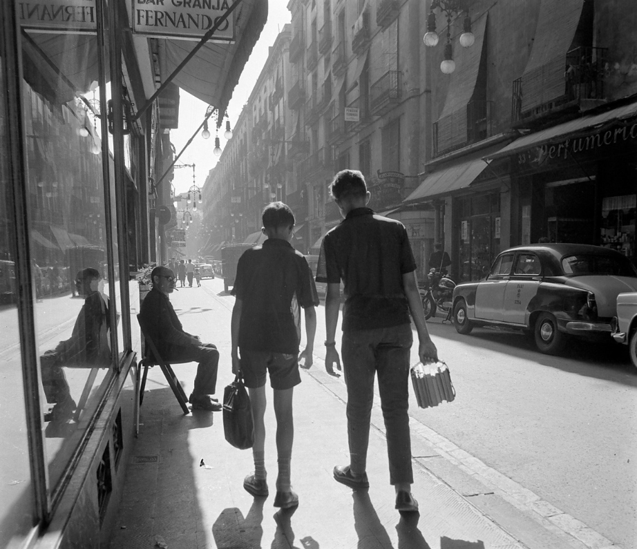 historiesdebcn's tweet photo. Carrer Ferran, 1964.  
Camí de l'escola 📚

📷 Josep Postius / AFB https://t.co/unjvd1yUux