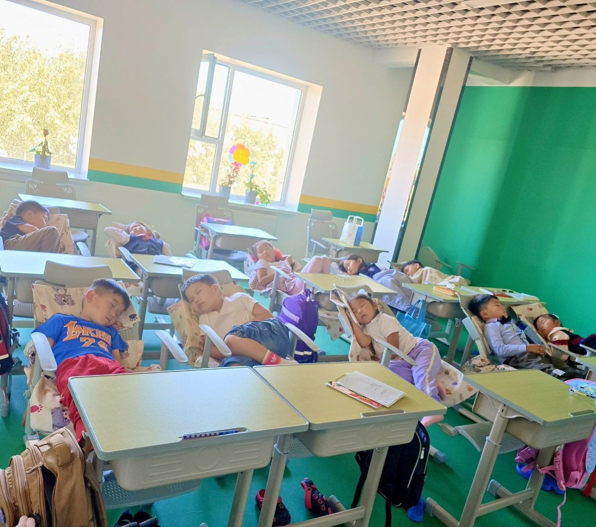 Энэ үнэхээр чухал шүү. Нялх үрс унтаж байж хүчтэй бас ядрахгүй хичээлээ хийнэ. 

Фото: Дорнод аймгийн шинэхэн сурагч болсон 6 настнуудын унтлагын цагаас