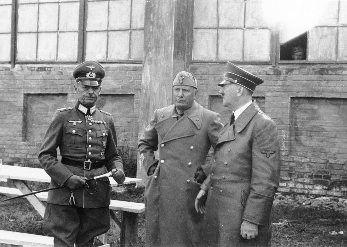 Dogukan1909's tweet image. Adolf Hitler, Benito Mussolini ve Mareşal Gerd von Rundstedt ile Doğu Cephesi'nde bir teftiş gezisi vesilesiyle birlikteler.

1941.
#WW2 #WWll #tarih #History