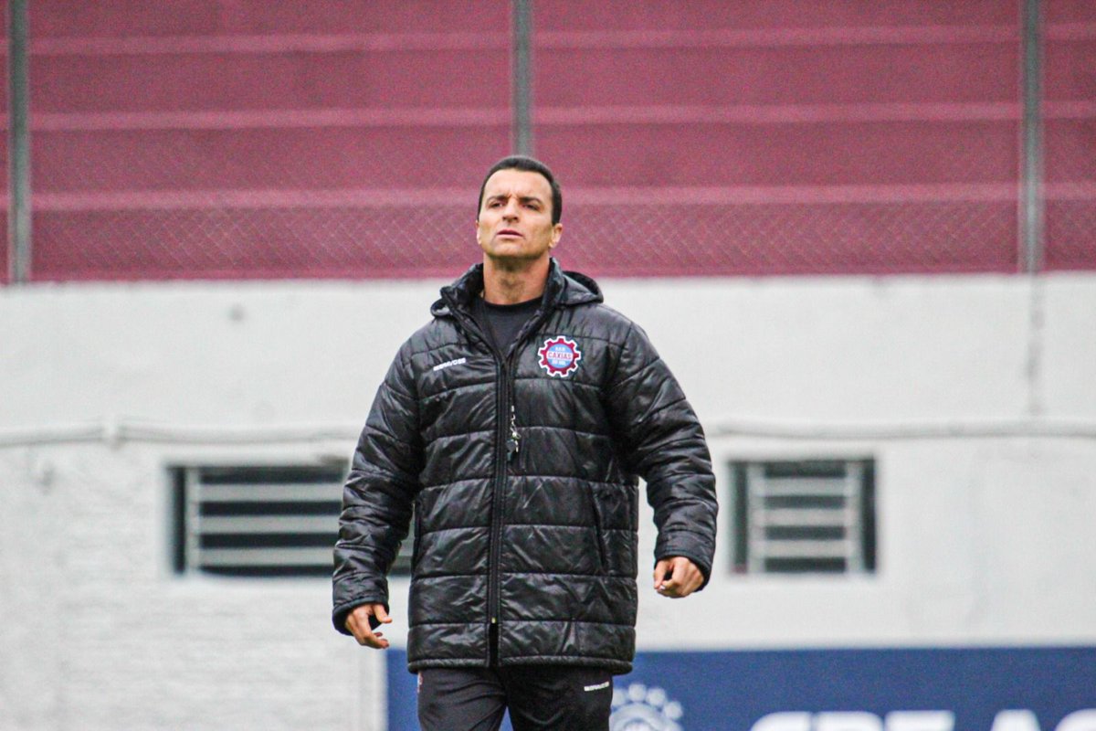 ⚽️ O técnico Júnior Rocha encaminha o Caxias para a estreia na segunda fase da Série C sem os volantes Pedro Cuiabá e Mantuan, lesionados. O atacante Welder, recuperado de um desconforto na coxa, viaja para o Ceará. A partida contra o Floresta, domingo, é 16h30. 📸 Vitor Soccol