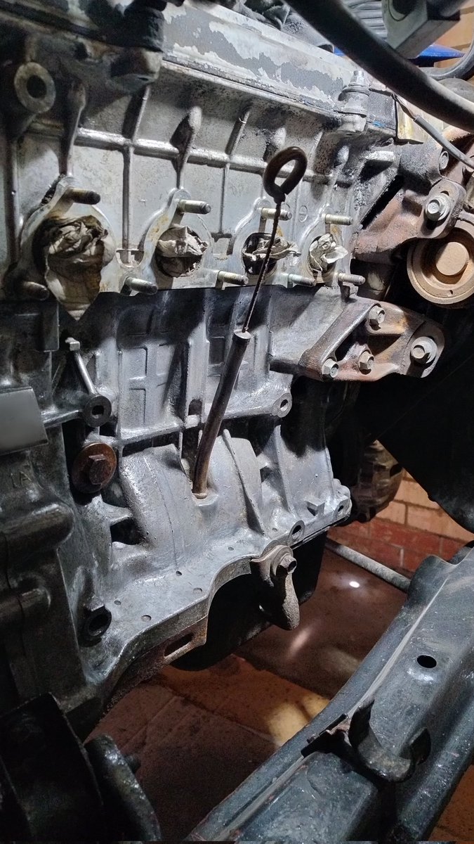 33 years of oily gritty dirt cleaned off the block by hand using brake cleaner, Gunk and a stiff bristled brush. Mechanically this engine is still in great condition despite 150k miles. Before it was SORN'd, it was doing a 75 mile roundtrip commute. #Rover216GTi_twincam