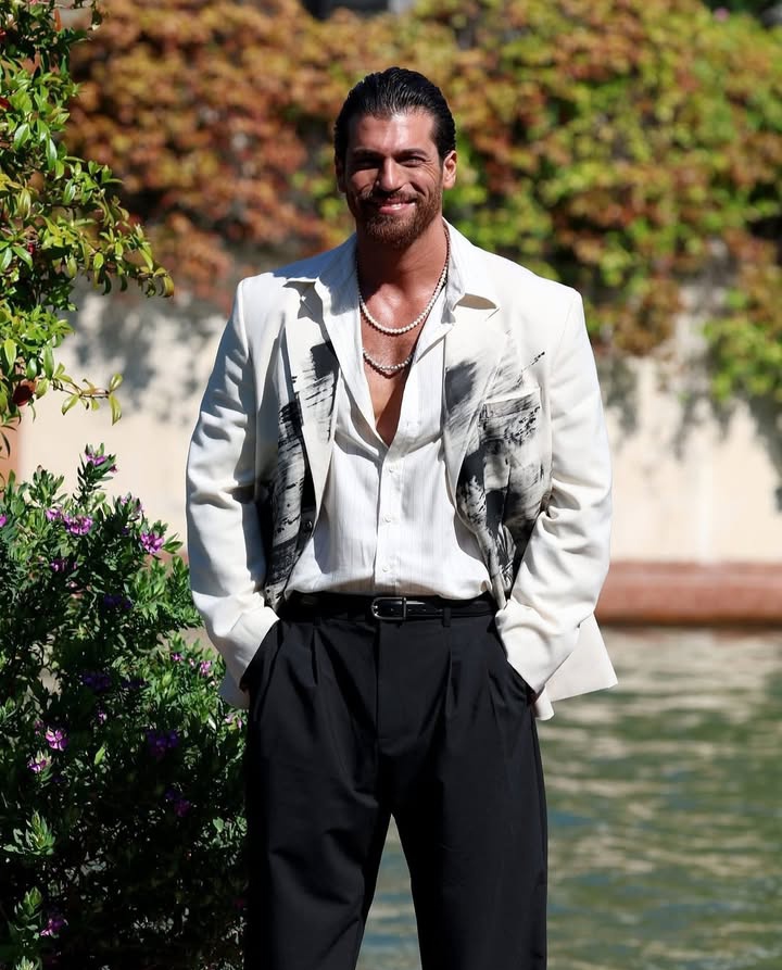 YamanDeme's tweet photo. Bom dia 😘🥰
#CanYaman https://t.co/KE79Tcqix0