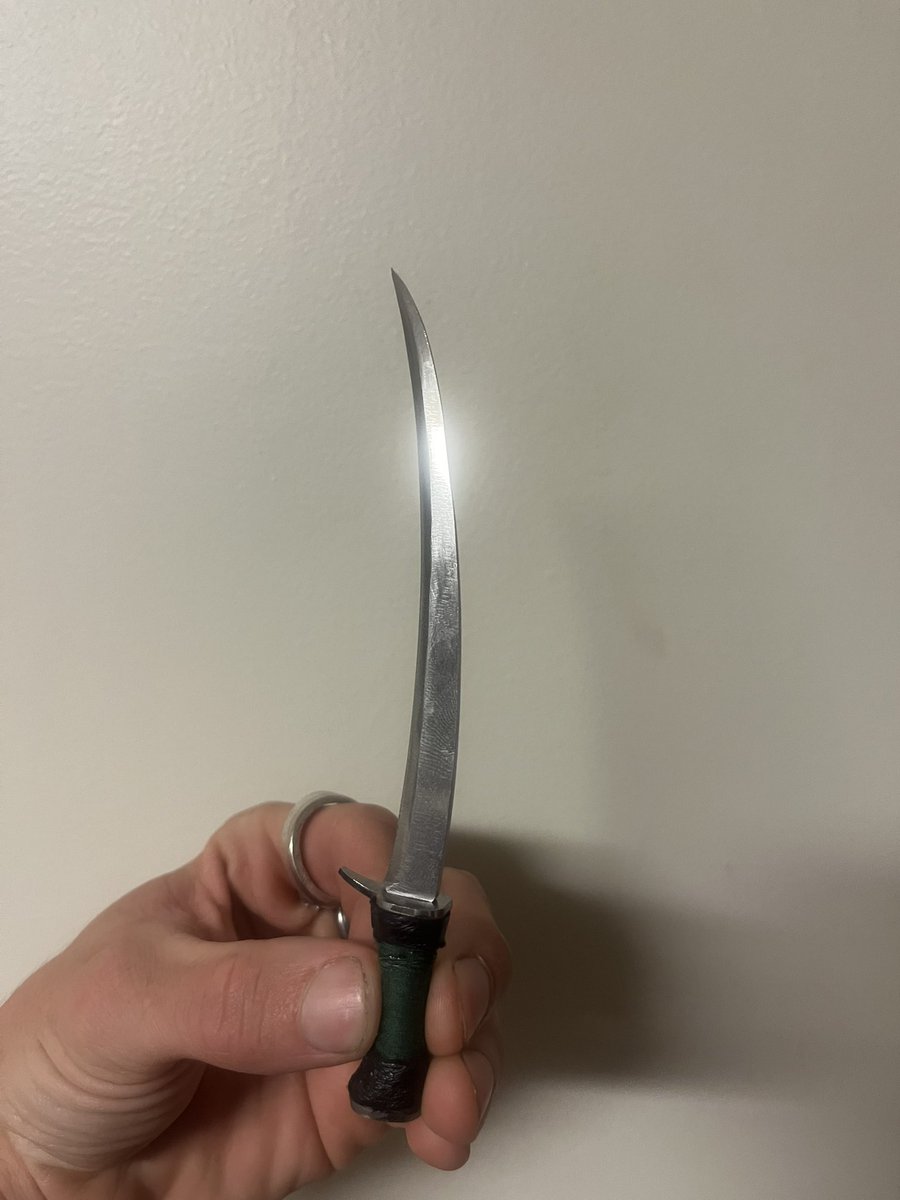 KenjiSuoh's tweet image. Mini sickle sword I forged from a coffin nail, it is hardened and has a spring temper. It can just be a collectible, could make a sweet hair stick, letter opener or even a defense spike #sword #sicklesword #art #artist #forgedsword 
#minisword
