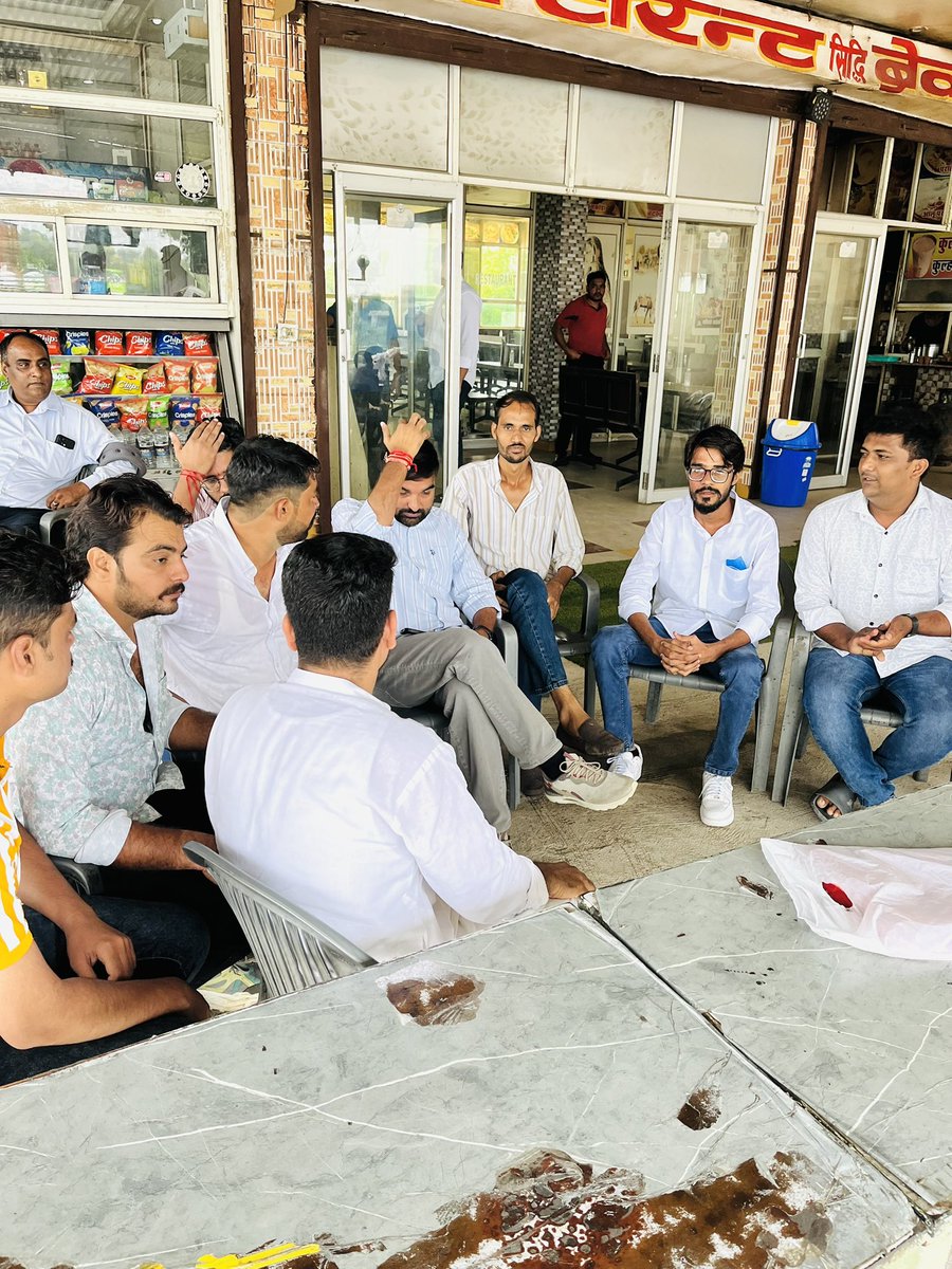 GaijiBi3's tweet photo. सादगी के प्रतीक,सफ़लता के आदि, सागंरीया MLA SHAB 
 @AbhimanyuP00NIA  ji https://t.co/qepfrqPa28