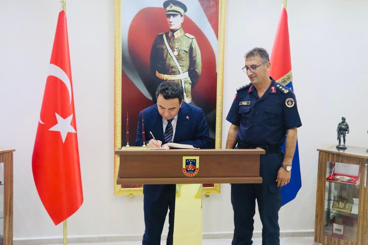 Kaymakamımız Sn. Ahmet KAVANOZ, Giresun İl Jandarma Komutanı olarak göreve başlayan J. Kd. Alb. Sn. Nihat ÖZKÖK’e hayırlı olsun ziyaretinde bulundu.