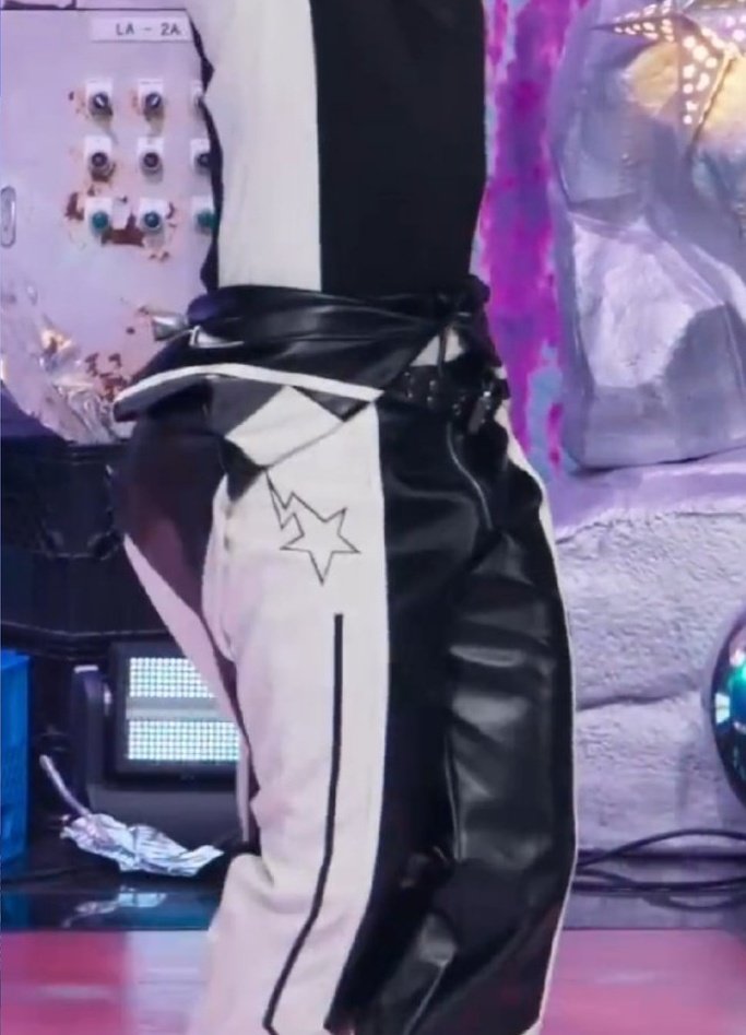 is this was an optical illusion or his ass is really that big