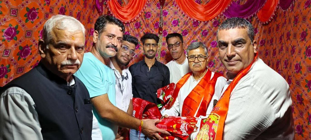 कलानौर में गणपति जी की पूजा की। बप्पा का आशीर्वाद लिया और सबके मंगल की कामना की । बप्पा का आशीर्वाद सबको प्राप्त हो । इस अवसर पर कलानौर के प्रमुख चिकित्सक डॉ सतीश चुग जी भी साथ रहे। पूजा  के दौरान आप सबने जो प्यार सम्मान दिया उसके लिए आभार ।