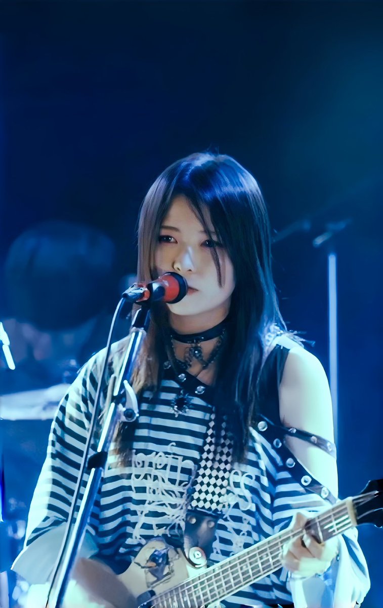 21歳の頃。
私が仕事と恋愛と音楽のバランスが上手く取れず、ドチャクソに病んでいたとき。

なぜか地元大阪の道端で、突然10万円を拾った。　

財布にも入ってない、一万円札が10枚。

あまりにも怪しい落ち方だったので、良からぬお金な気がして大人しく警察に届け出た。