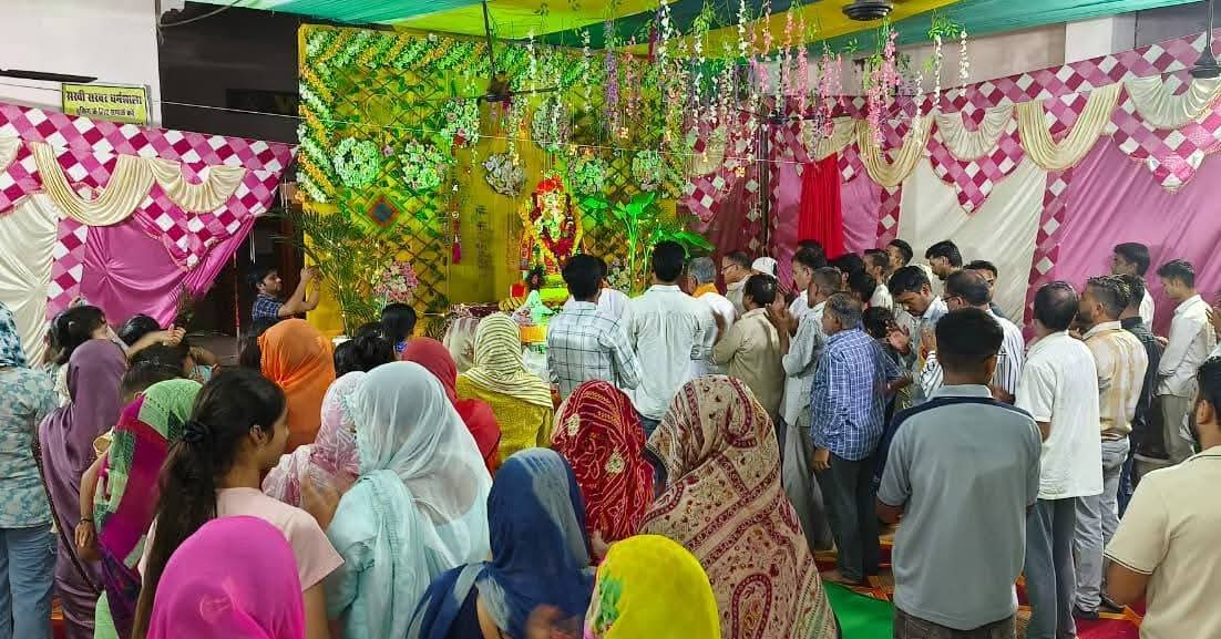 नया पड़ाव में आयोजित गणपति महोत्सव में विघ्नहर्ता गणपति भगवान गणेश जी की आरती में शामिल हो सभी के मंगल की कामना की !
इस मौके पर स्थानीय पार्षद विजय गोयल जी, कार्यक्रम के आयोजक रमेश रोहिल्ला जी व उनके समस्त साथी मौजूद रहे !!