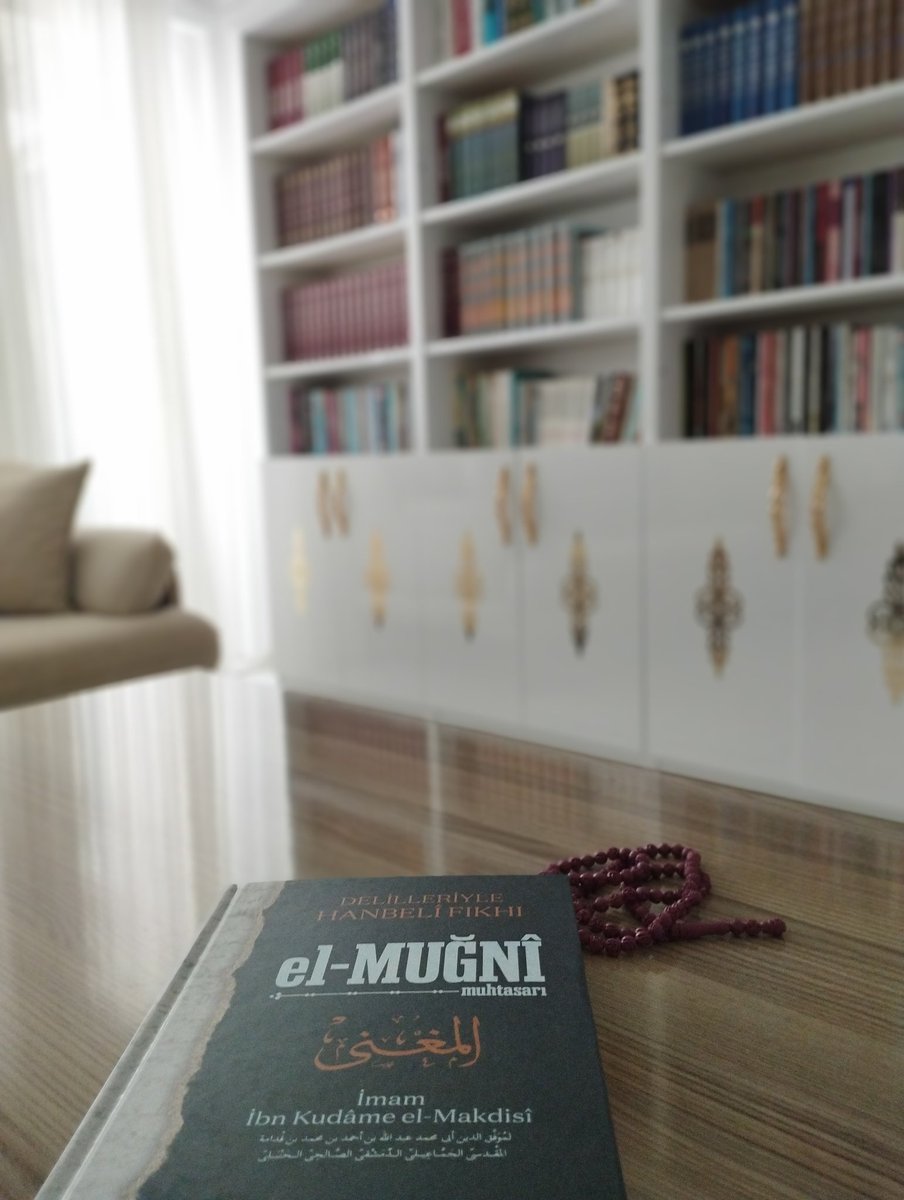 Kitaplığı olan evlere aşık olmam şaka mı? İçeriye girdiğimde kalbimi öyle bir huzur kaplıyor ki, kendi evimdeki kuracağım kütüphanenin içerisinde buluyorum kendimi😍 Nasip eyle ya Rabbi🤲

{AMCA EVİNİN GÜZELLİĞİ}✨