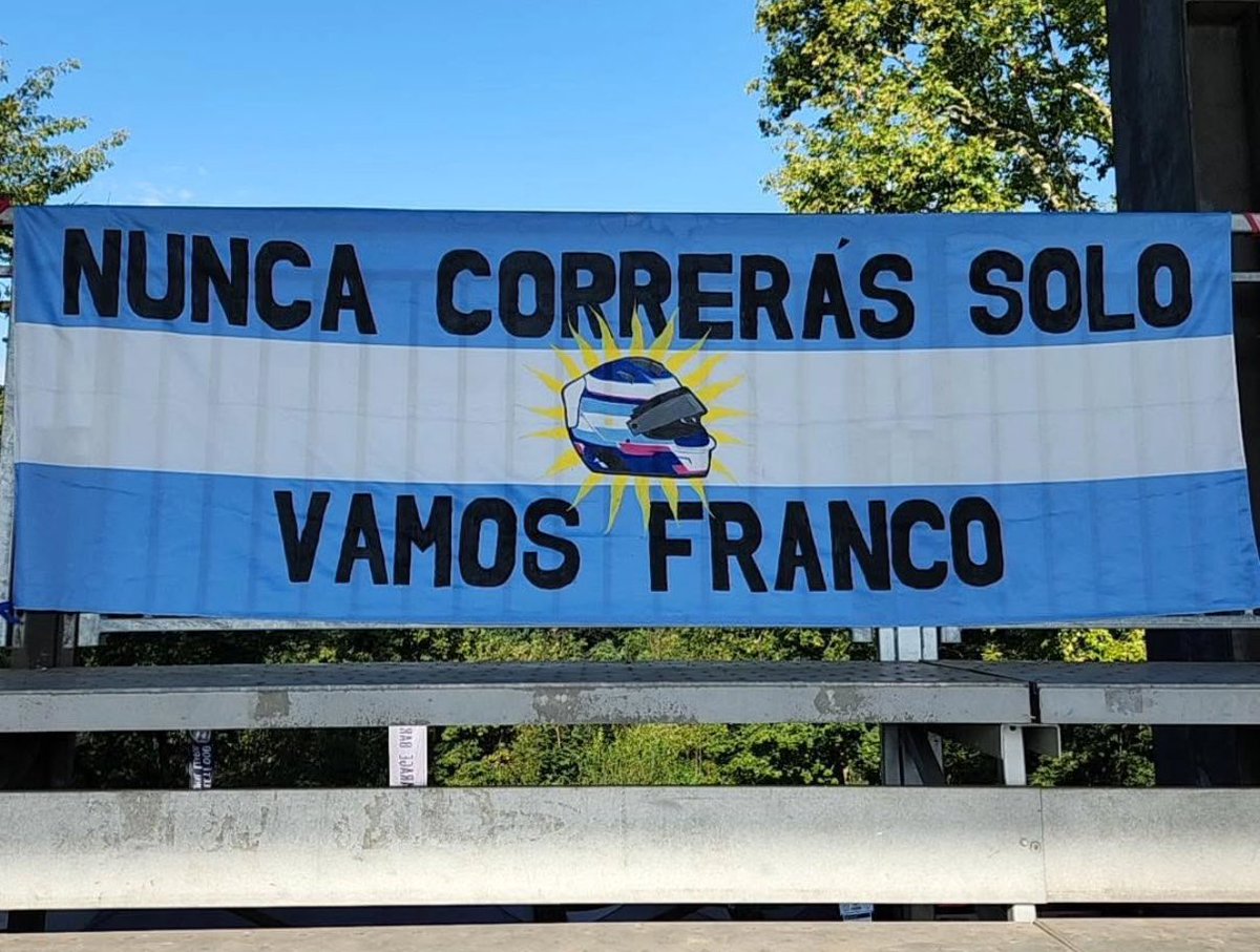 ColapintoFiles's tweet photo. Esta hermosa bandera que vimos en Budapest, también está en Monza!

🇦🇷 “Nunca correrás solo, VAMOS FRANCO”

📸 frandiaz._ vía Instagram. https://t.co/BU1GxrlSc4