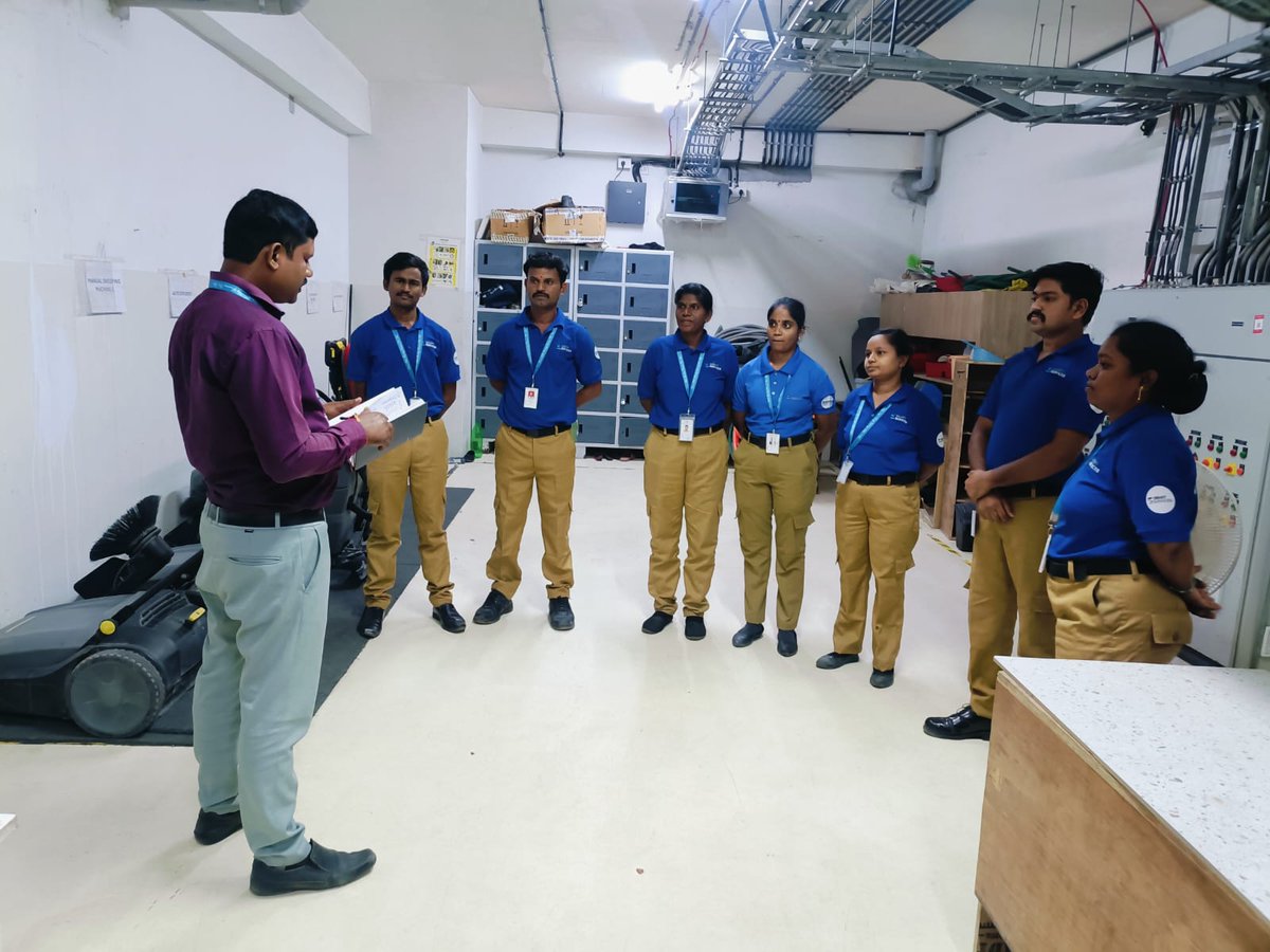sevenhillsfs's tweet image. Conducted a comprehensive training session with executives and supervisors on grooming standards, staff management, emergency response, and effective cleaning practices across key areas. 🧹👔✨
#TeamTraining #CleanAndCommitted #LeadershipInAction  #sevenhills #sevenhillsfs