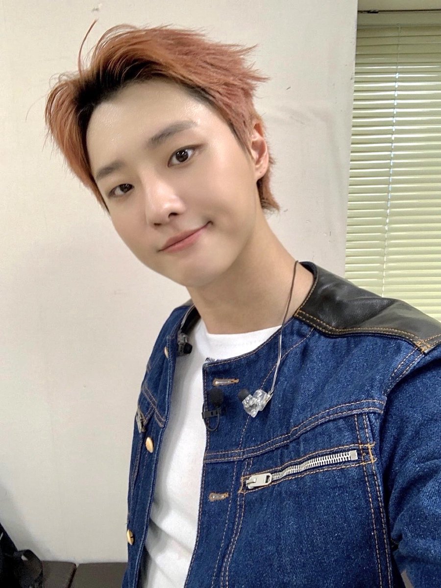 [📷]
250905 라이브 와이어

무대가 그리웠던 우즈의 라이브 와이어❗
음악에 진심인 여러 아티스트와 
극락 같은 콜라보 무대로
우즈에게 더 깊이 빠진 시간💙

#WOODZ #우즈
#LIVEWIRE #라이브와이어