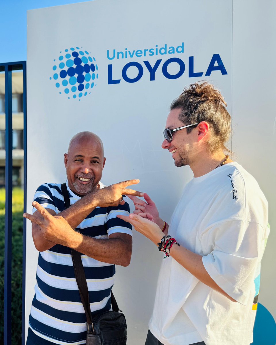 🎶 El curso 2025-26 ha comenzado con la visita de <a href="/dlue_musik/">DLUE</a> a nuestro campus de Sevilla. El cantautor colombiano inspiró a nuestro alumnado de Creación y Producción Musical con su historia y su tema premiado “Abogado sin corbata”. Talento, perseverancia y sueños cumplidos. 🌟