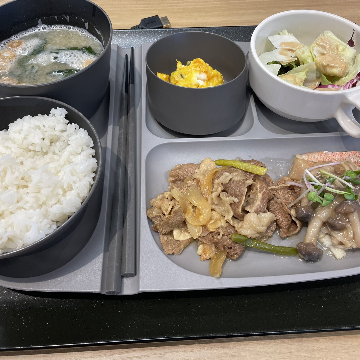 #3good 9/5 ひさしぶりに雨降りの金曜日

🎗出社日、会議を挟みつつ課題を時間かけて考えた

🎗️お昼はカフェテリアで🍚

🎗️夕方には雨もあがり…暑くはないが作る気力もなく簡単な晩ごはん🍺