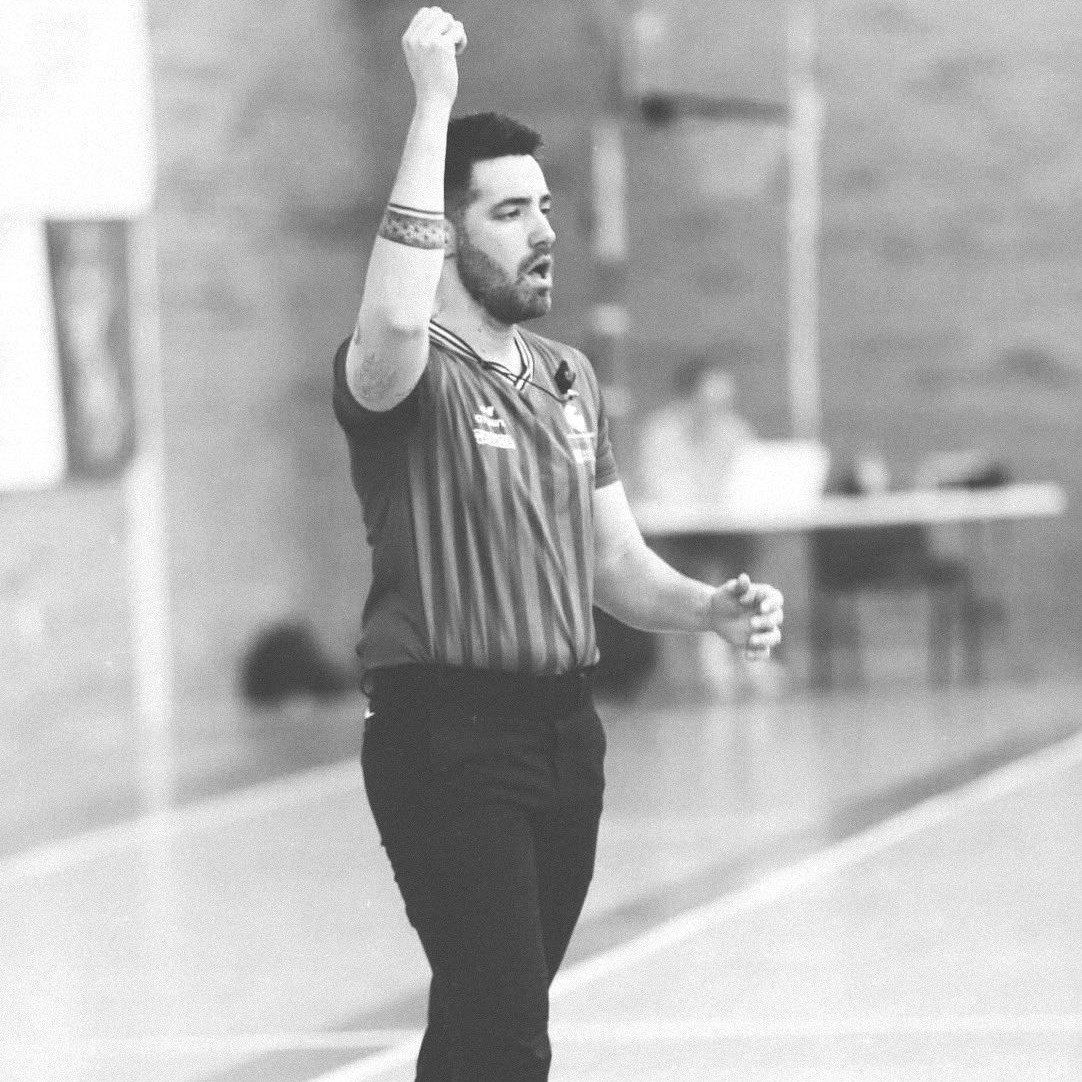 Hoxe deixounos Jonathan Sobrino Vila, un árbitro benquerido polo noso Club e moi especialmente pola nosa base, coa que compartiu tantas horas de partidos e de paixón polo baloncesto. 

Toda a nosa forza e apoio á súa familia, amigos e compañeiros por esta enorme perda.

DEP 🖤