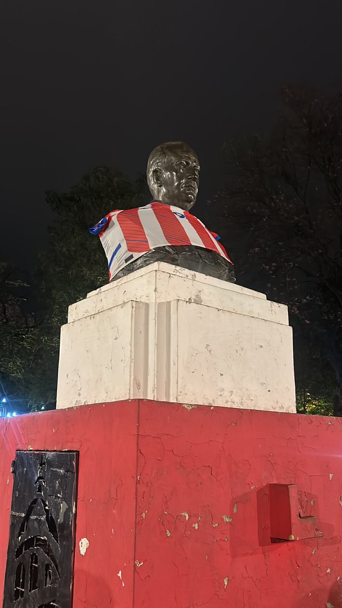pequecaba's tweet photo. Alfaro ya tiene una estatua 🇵🇾 https://t.co/NNaTD7BZrl