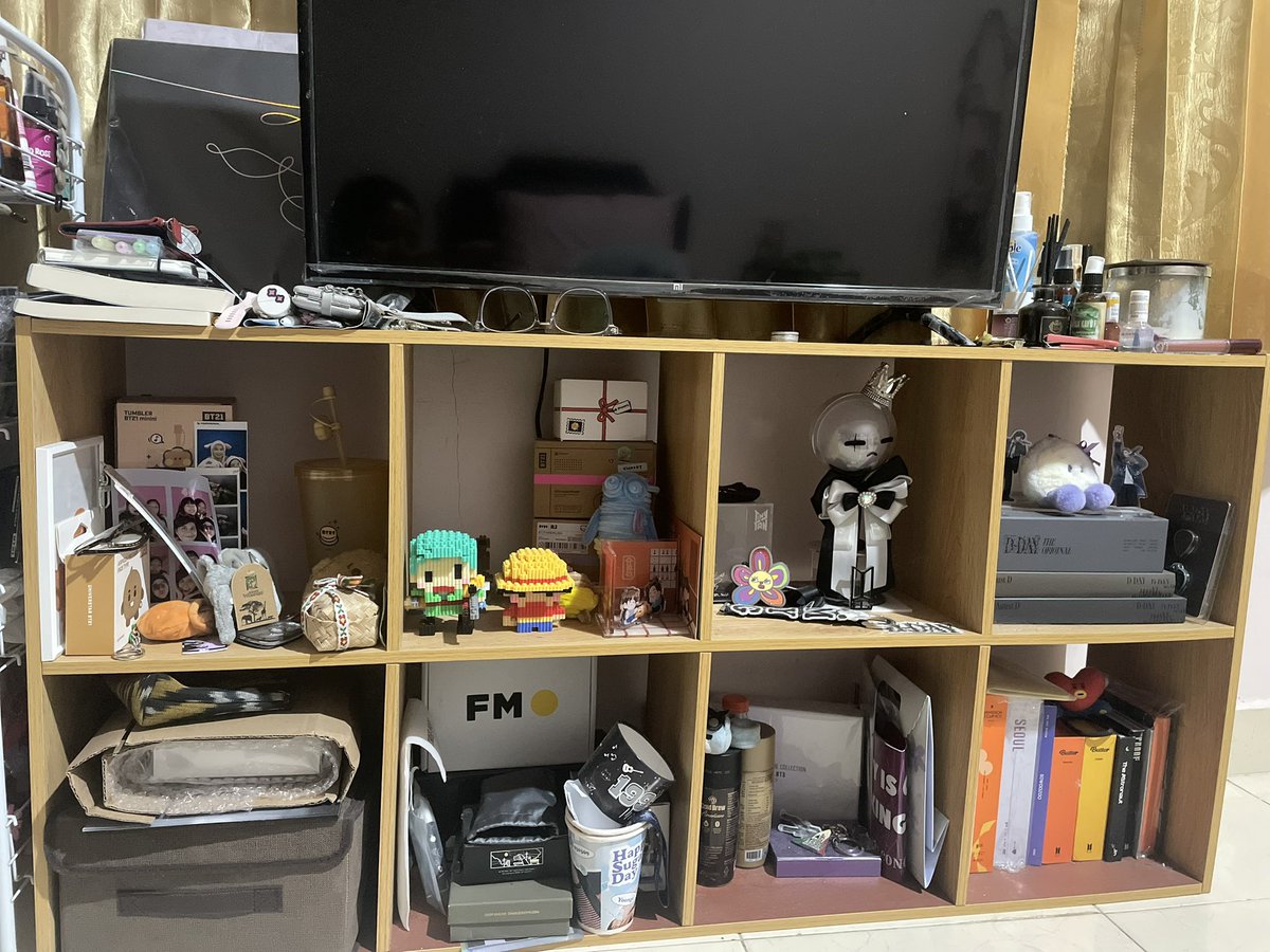 blakcsugar's tweet photo. guys aku mau pindahan rumah, kira2 masih pd minat gaaa ya kalo wts merch merch bts? (amibom engga termasuk ya) https://t.co/EOKx0yFLJV
