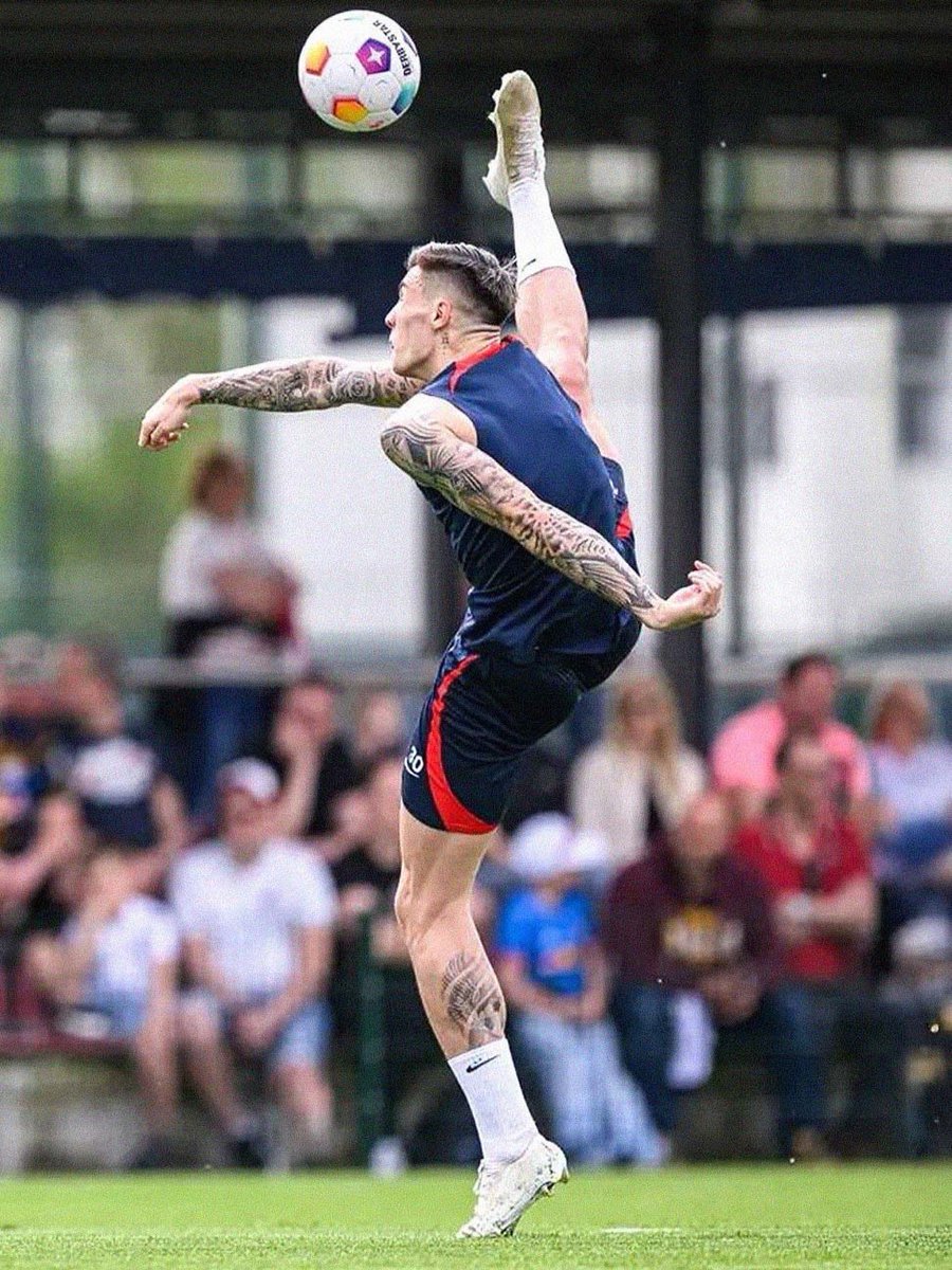 Sesko's flexibility 😳🤸‍♂️