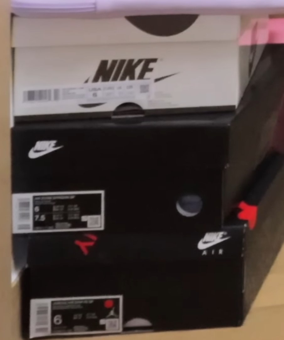 KSGUpdates's tweet image. Seulgi&apos;s stack of Nike shoes 😆

Size 6 in US Men&apos;s
Size 7.5 in US Women&apos;s
Size 235-240 in mm

#슬기 #SEULGI @RVsmtown