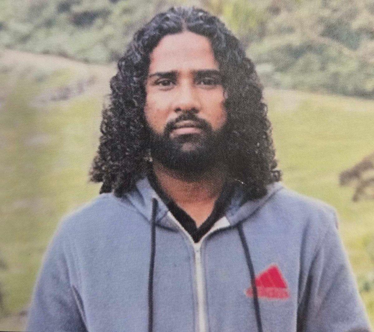 ޝަހުމުﷲ ސާޖިދު (33އ) މަންޒިލް / ބ. ކެންދޫ، އާއިލާއަށް ޚަބަރެއްނުވެ ގެއްލިފައިވާ ކަމަށް މި ސެޕްޓެމްބަރު މަހުގެ 04 ވަނަ ދުވަހުގެ ރޭ ފުލުހުންނަށް ރިޕޯޓުކޮށްފައިވާތީ އޭނާ ހޯދުމުގެ މަސައްކަތް ފުލުހުން ގެންދަނީ ކުރަމުން.